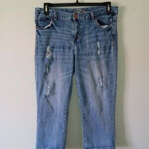 Maurices Distressed Straight Leg Capri